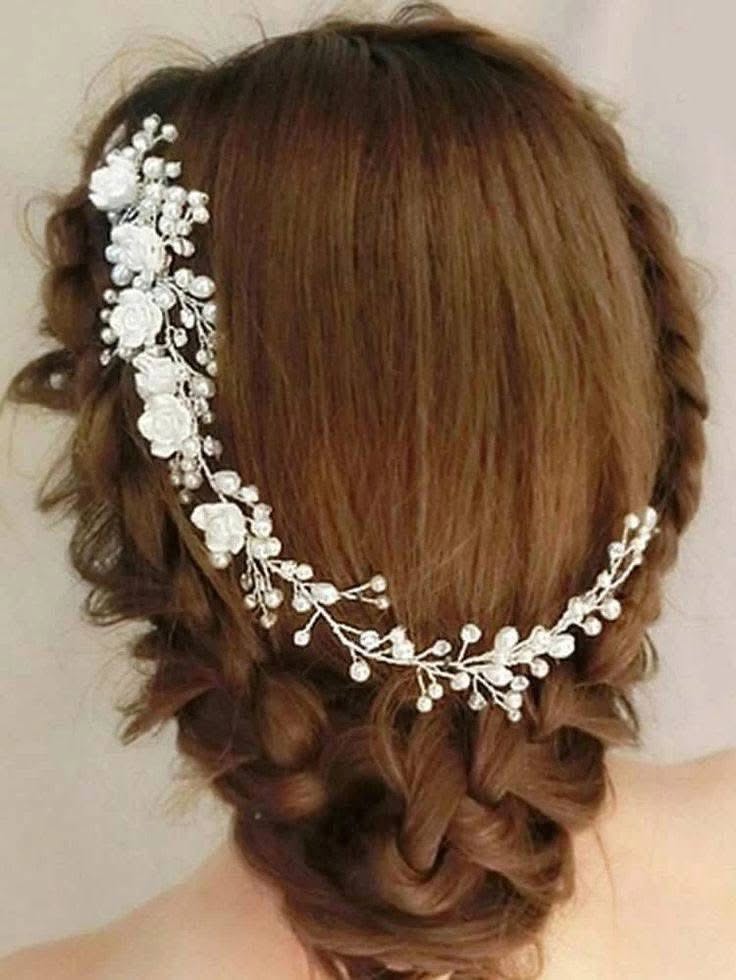 vigne de cheveux fleurie & perlée pour coiffure de mariée