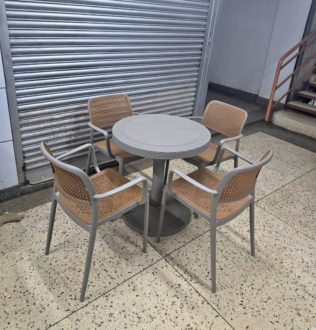 plastic rattan-style 4-seater dining set