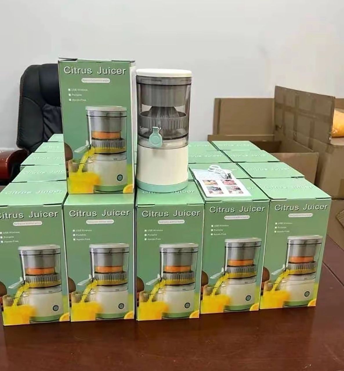 Portable electric citrus juicer