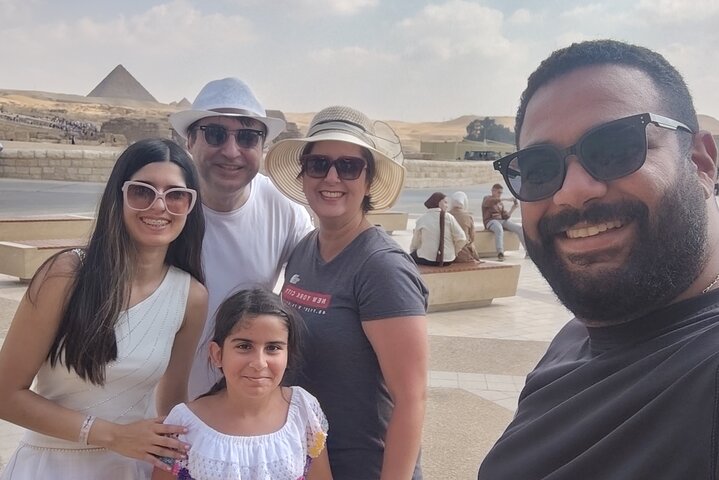 Hurghada Day Trip – Pyramids of Giza & Egyptian Museum VIP