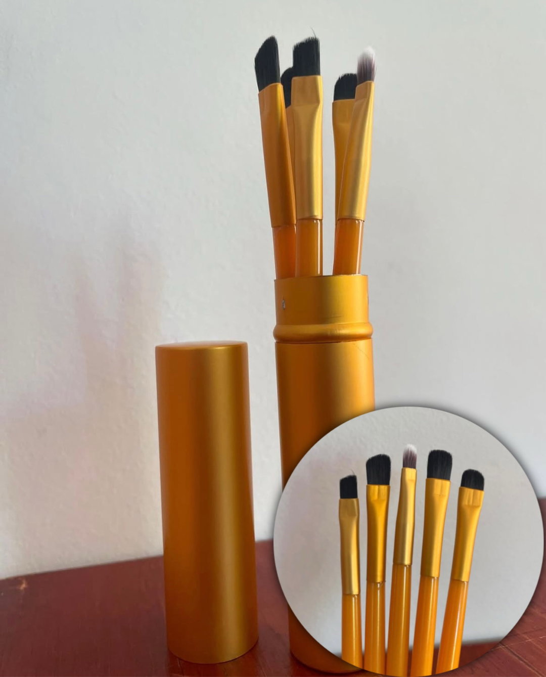 Set de brochas para ojos x5 con estuche metalico. 🧡