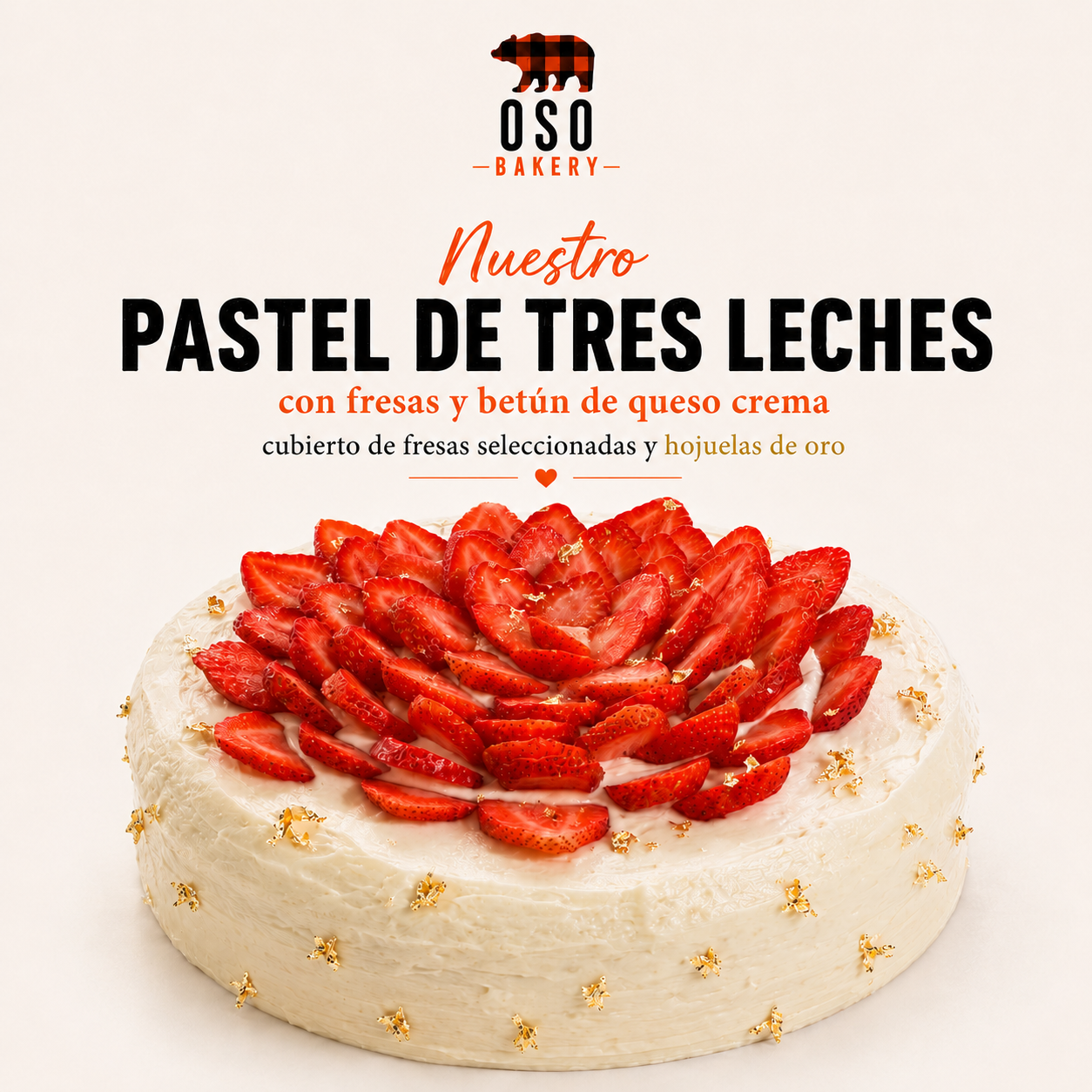 Pastel de tres leches relleno de fresas, con betún de queso crema y hojuelas de oro_0