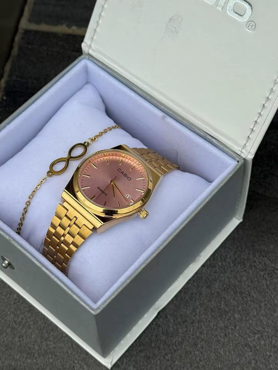 Casio dorée fond rose