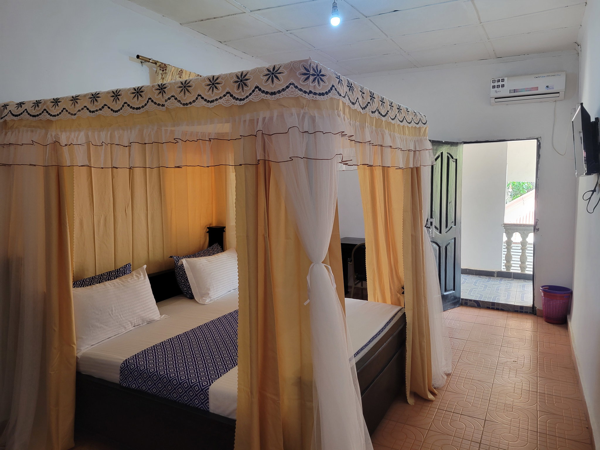 Standard Room with Air-conditioning, including breakfast for two people, bedroom fridge, 32" smart TV,  King size mosquito tent & internet_0