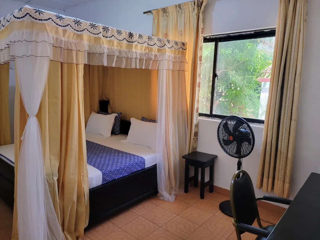 Standard Room with Air-conditioning, including breakfast for two people, bedroom fridge, 32" smart TV,  King size mosquito tent & internet_6