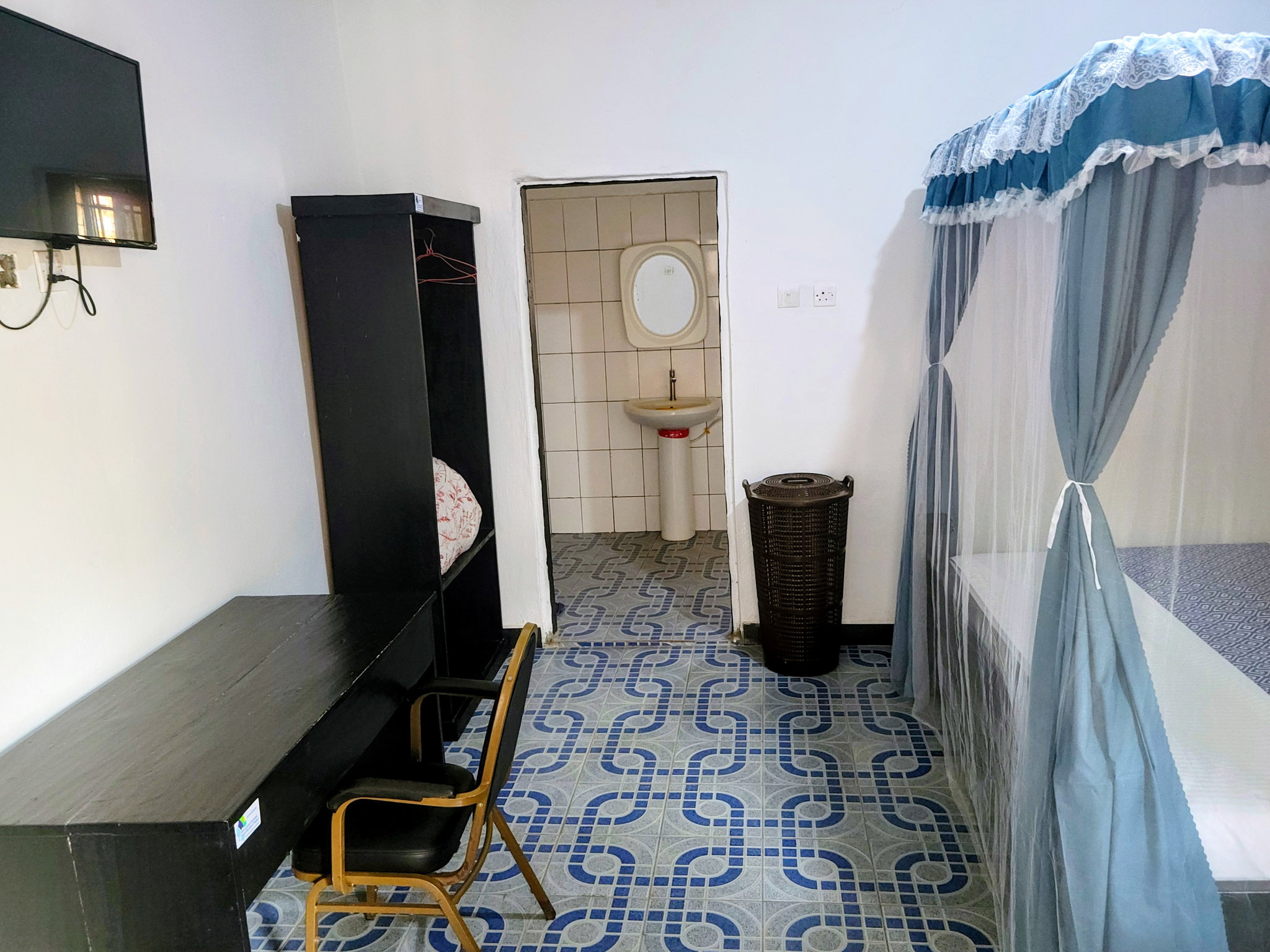 Standard Room with Fan, including breakfast for two people, bedroom fridge, 32" smart TV,  King size mosquito tent & internet_8