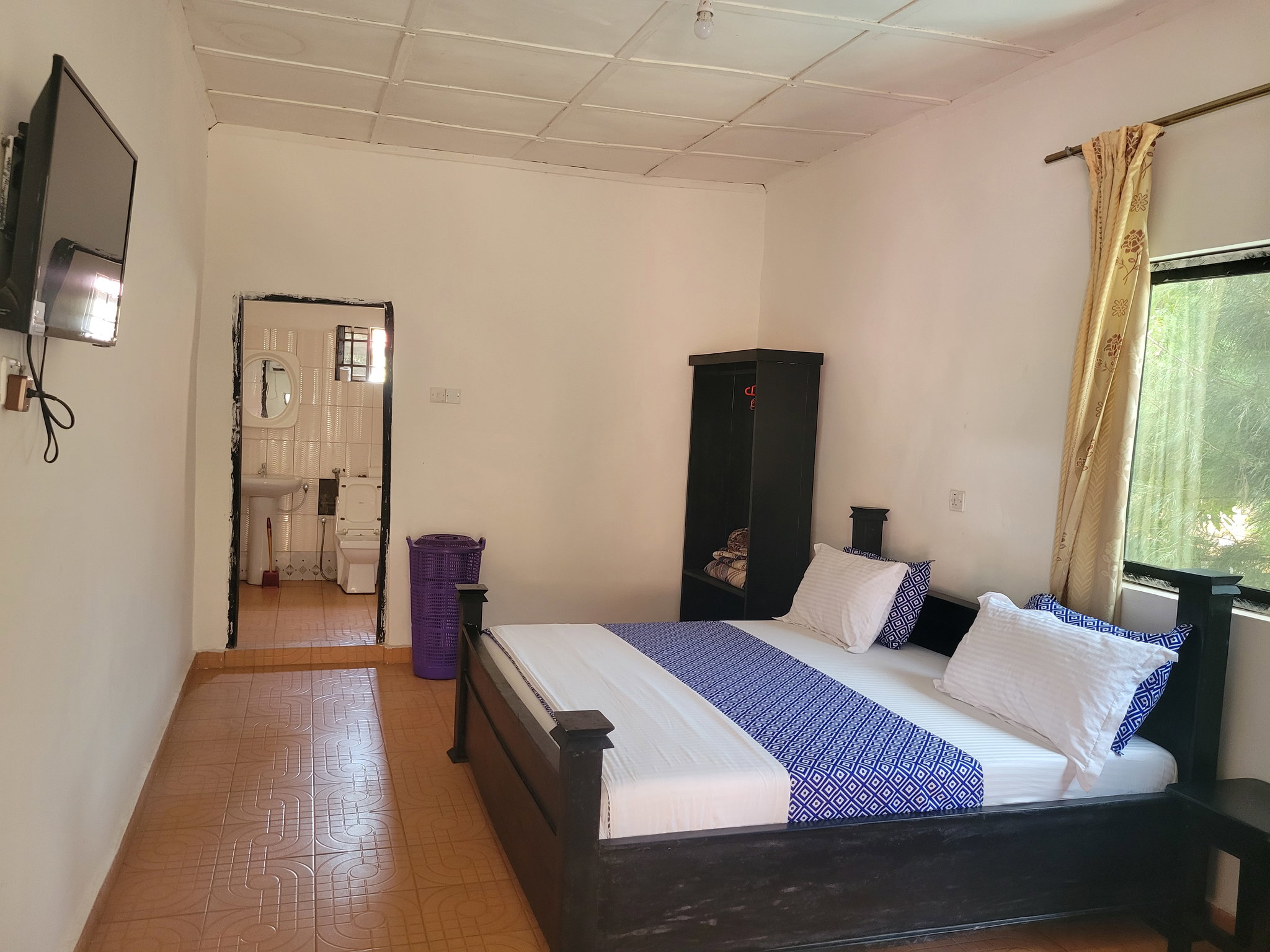 Standard Room with Fan, including breakfast for two people, bedroom fridge, 32" smart TV,  & internet_6