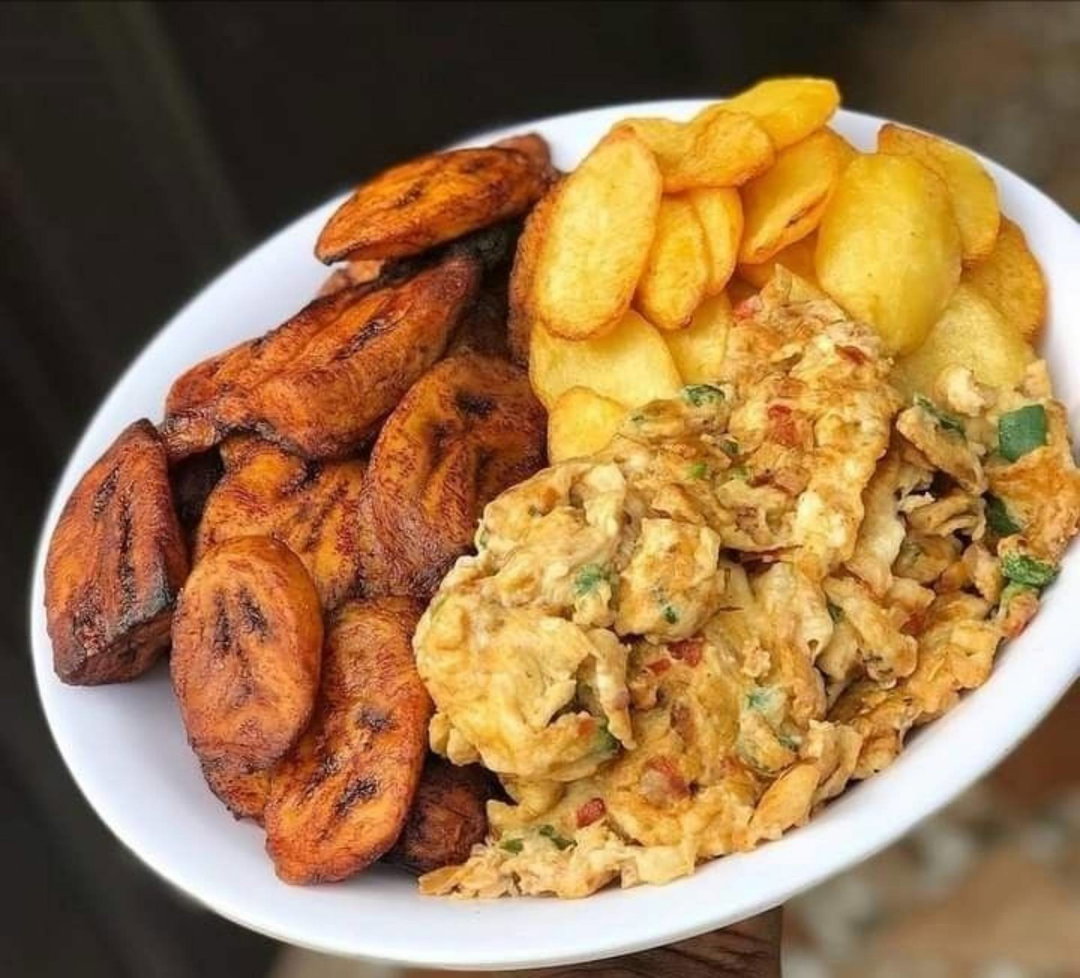 Alloco+pomme de terre frit+oeufs brouillés