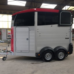 REMOLQUE PARA 2 CABALLOS IFOR WILLIAMS HBX506 CONFORT – ACOLCHADO Y GUARDARNÉS
