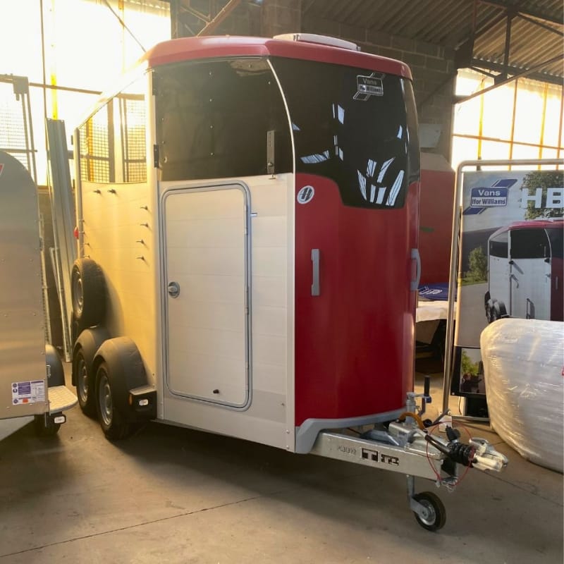 REMOLQUE PARA 2 CABALLOS IFOR WILLIAMS HBX506 CONFORT – ACOLCHADO Y GUARDARNÉS