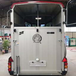 REMOLQUE PARA 2 CABALLOS IFOR WILLIAMS HBX506 CONFORT – ACOLCHADO Y GUARDARNÉS