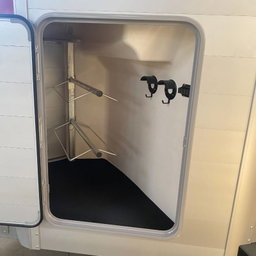 REMOLQUE PARA 2 CABALLOS IFOR WILLIAMS HBX506 CONFORT – ACOLCHADO Y GUARDARNÉS