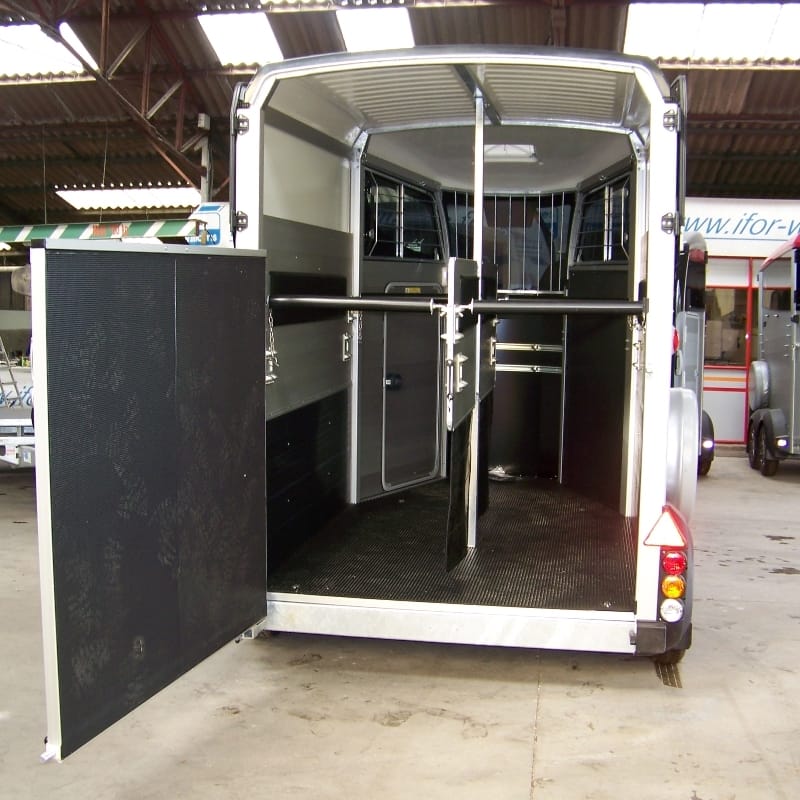 REMOLQUE PARA 2 CABALLOS IFOR WILLIAMS HBX506 CONFORT – ACOLCHADO Y GUARDARNÉS_3