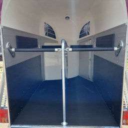REMOLQUE PARA 2 CABALLOS BÖCKMANN CHAMPION R ALU – 2.400 KG