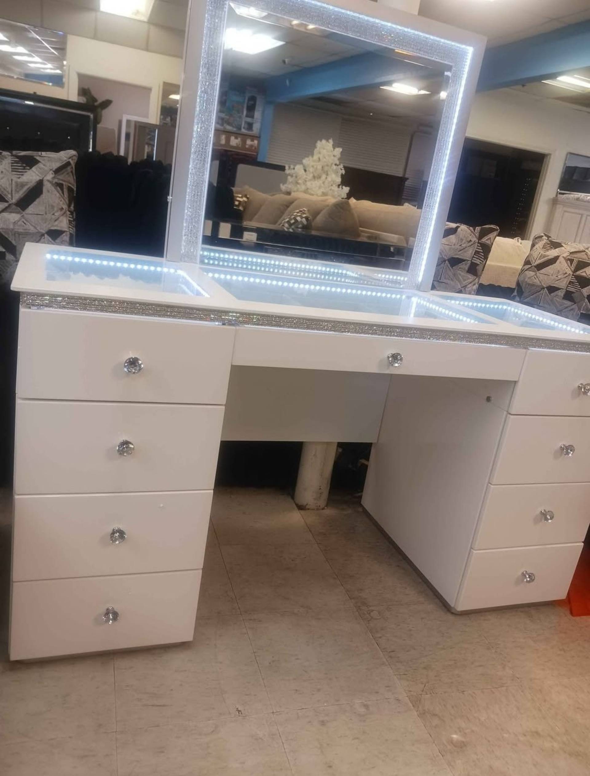 9-DRAWER VANITY TABLE_0
