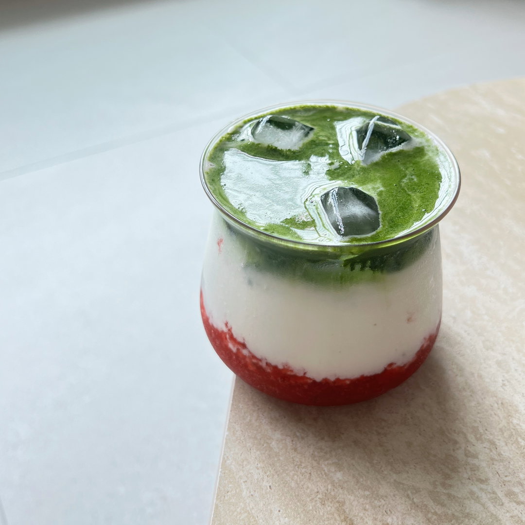 Strawberry Matcha Latte (Iced) *BESTSELLER*