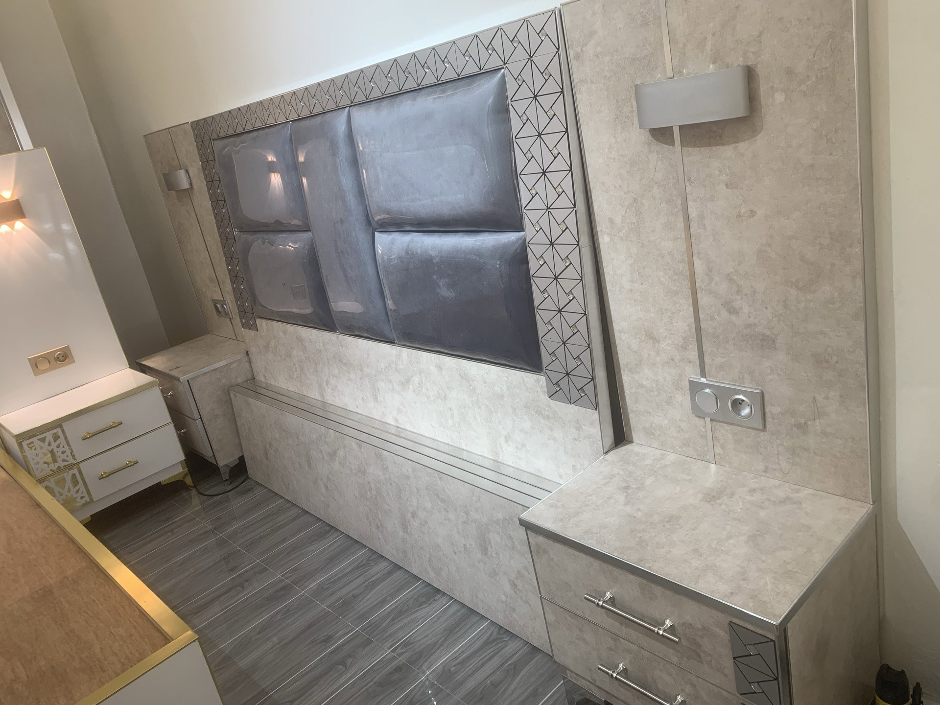 Chambre à coucher avec armoire et coiffeuse_0