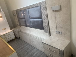 Chambre à coucher avec armoire et coiffeuse