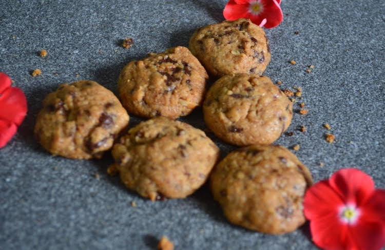 CRUNCHY CHOCOLATE CHIP COOKIES (50 Pcs)