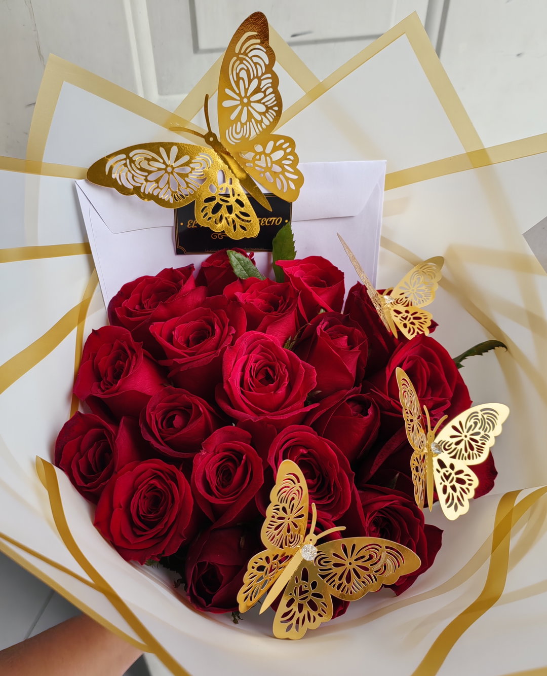 Ramo 20 rosas con mariposas (blanco)