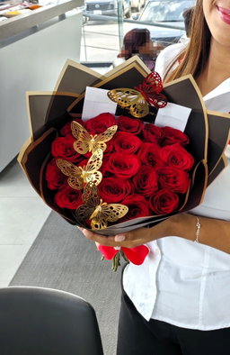 Ramo 20 rosas con mariposas (negro)