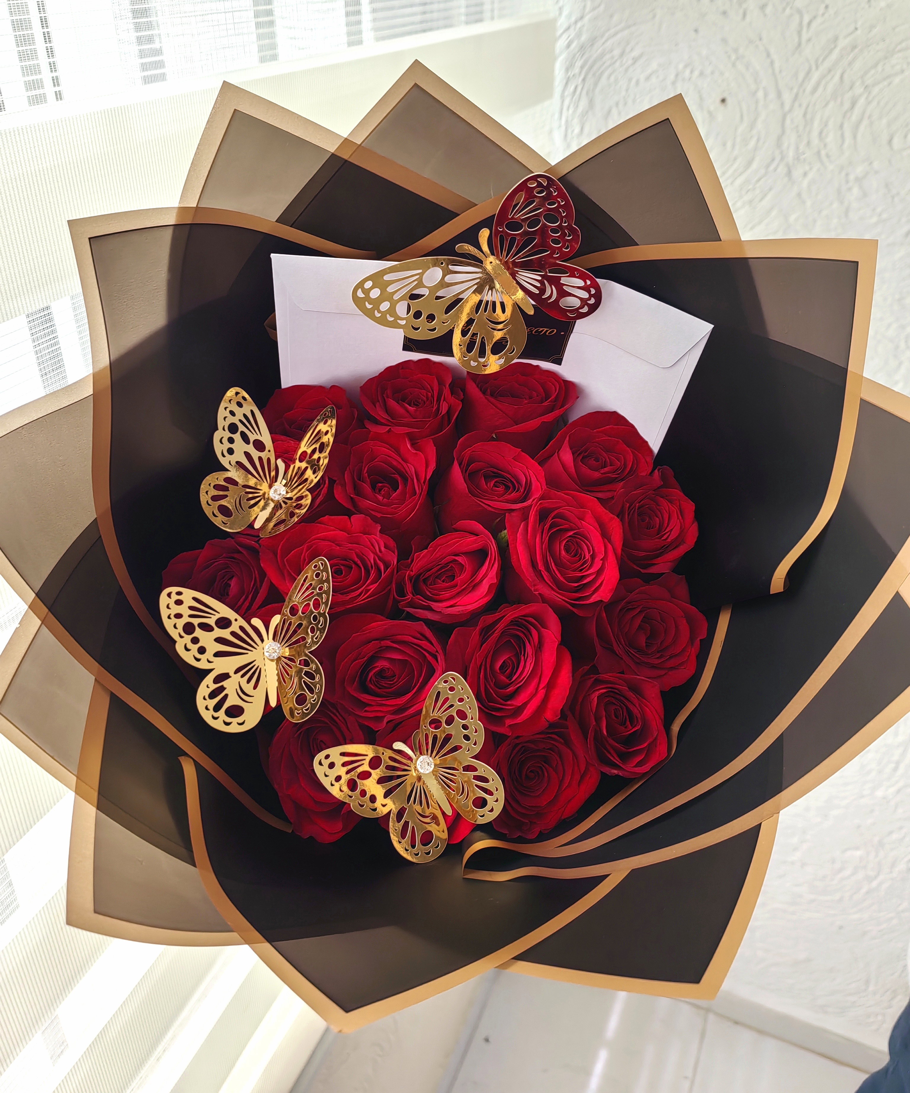 Ramo 20 rosas con mariposas (negro)_1