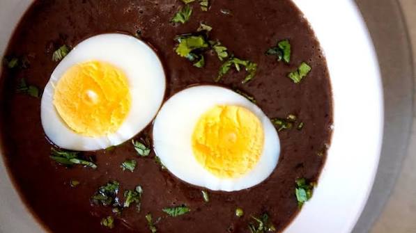 Sopa negra con huevos hervidos_0