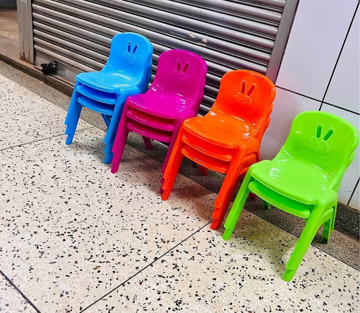  Colorful plastic children's chairs_0