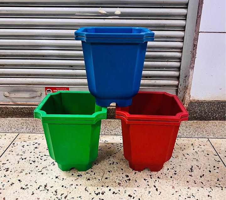 Square plastic flower pots 