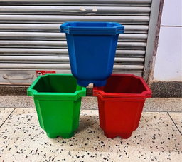 Square plastic flower pots 