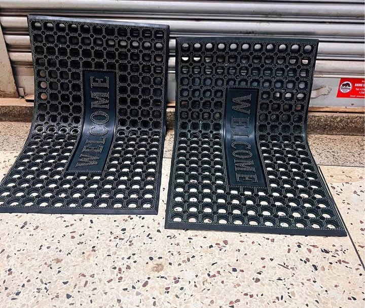 Black heavy duty rubber door mat 