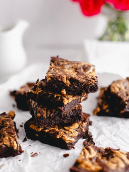 Fresh Fudgy Brownies (order by 10am)