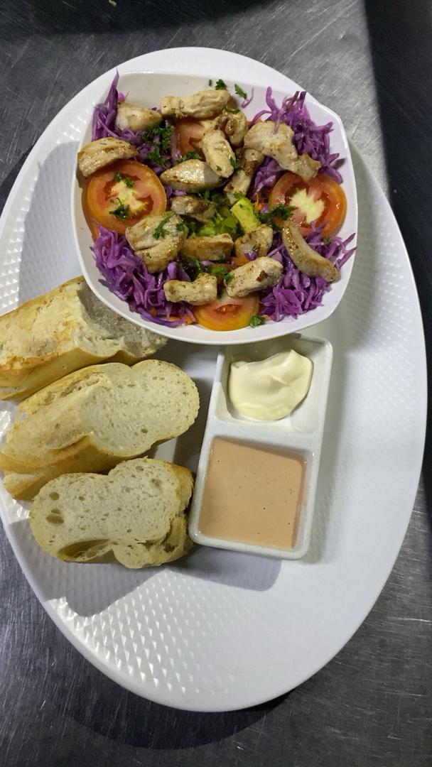 Salade d'avocat au poulet + verre de folere offert_0