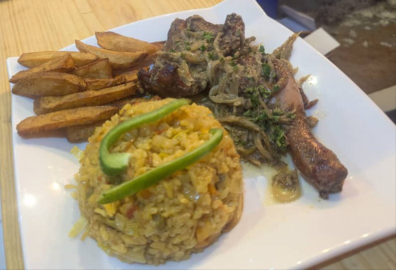 1/4 Poulet fumé à la sauce d'oignons accompagné de riz cantonnais au boeuf et de frites de plantain 
