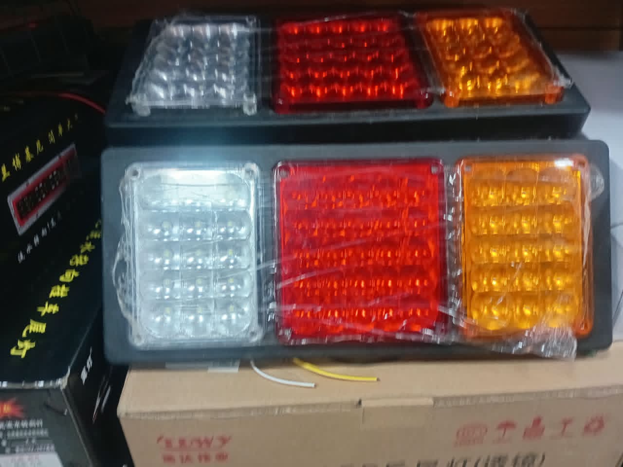 Three-compartment LED trailer tail light assembly_0