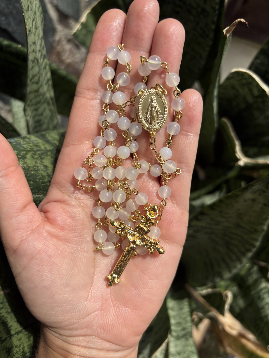 Rosario Ágata Blanca bañado de oro 18k