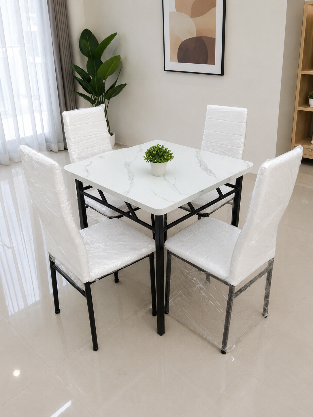 Table à 4 chaises en cuir blanc _0