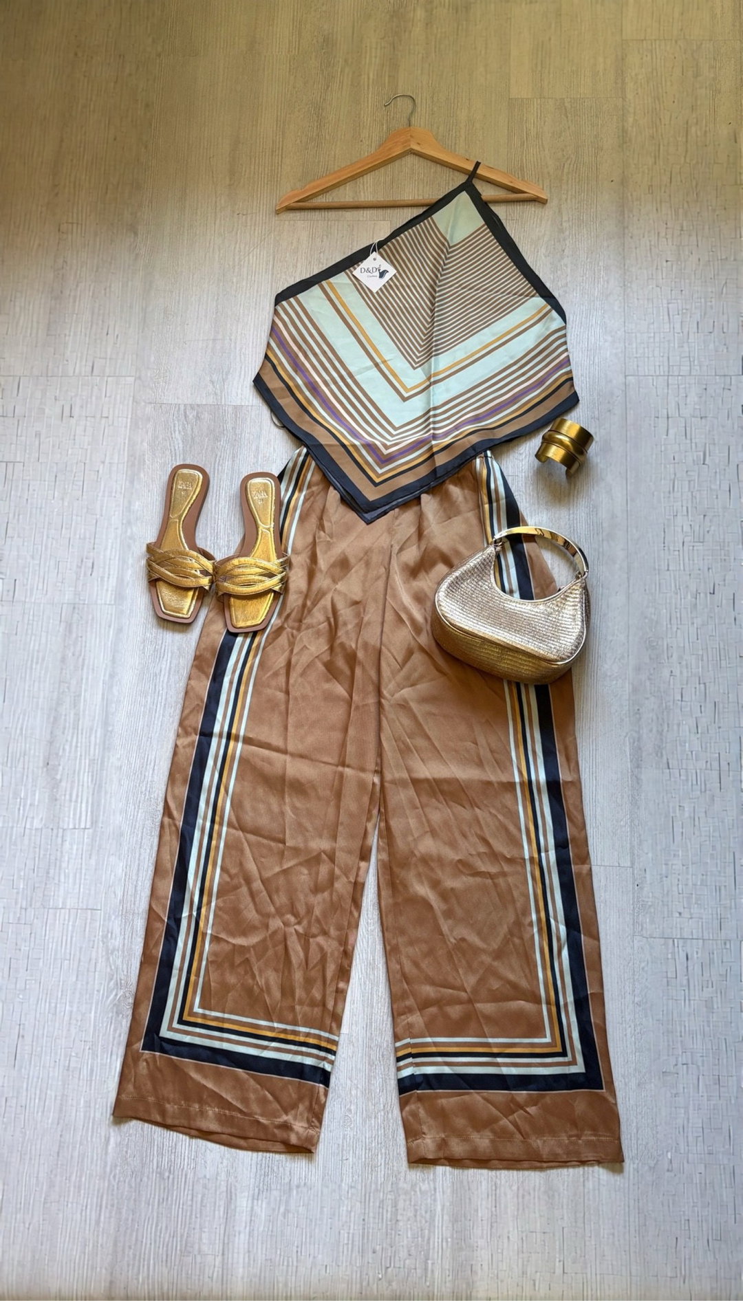 Set marrón con rallas azules
