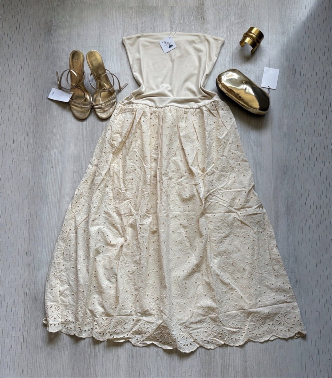 Vestido crema con aplicaciones