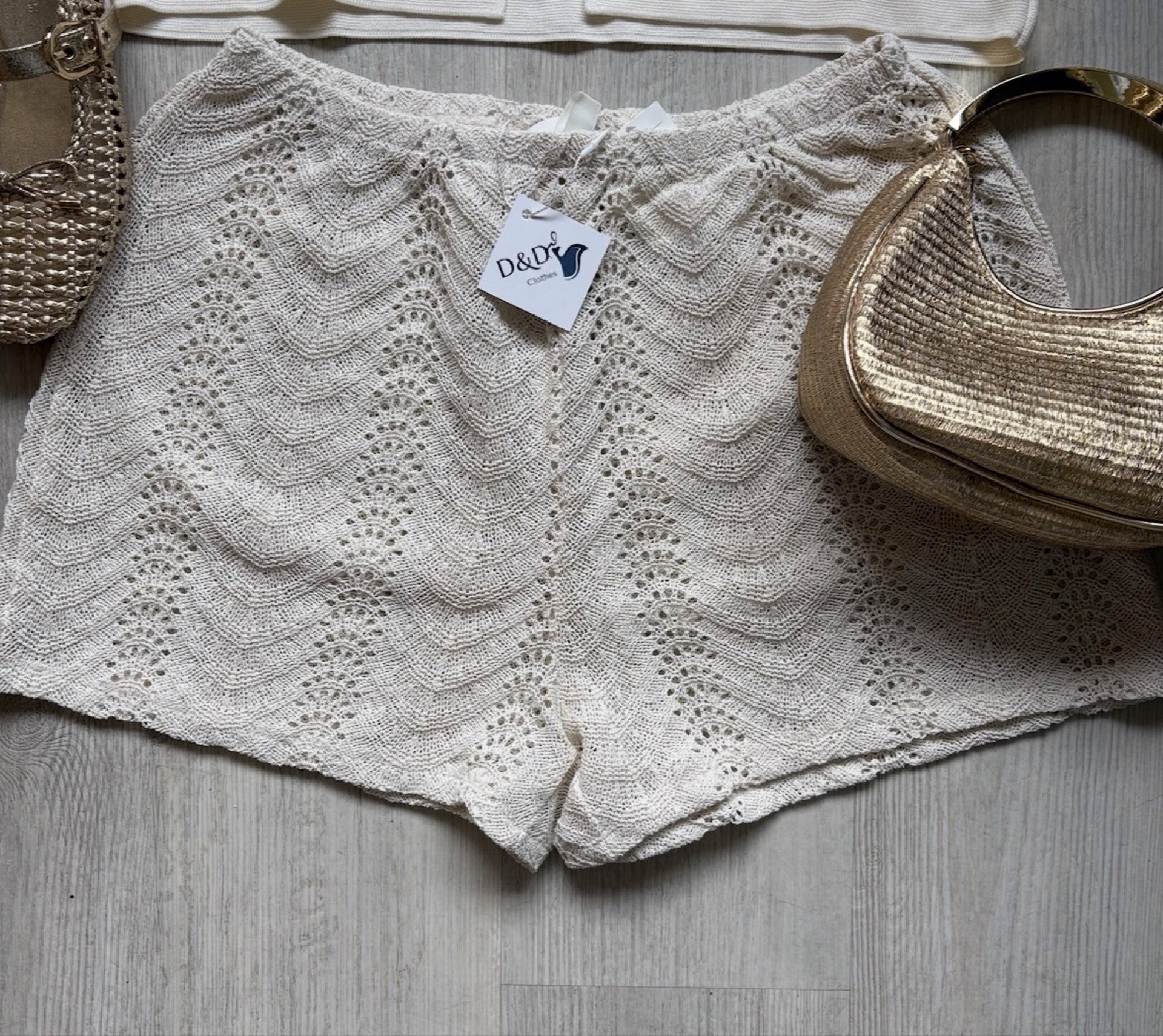 Pantalón crema corto