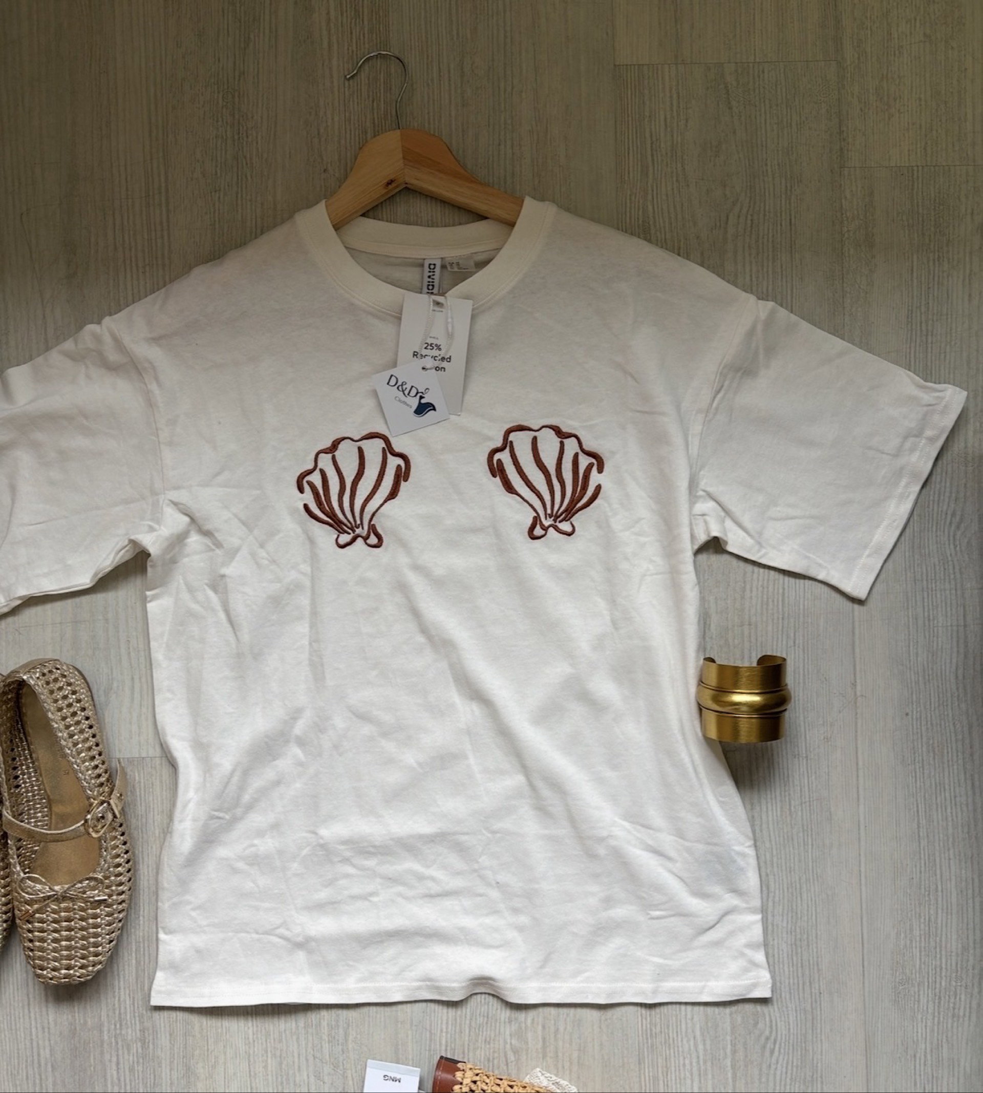 Tshirt  con aplicaciones bordadas_0