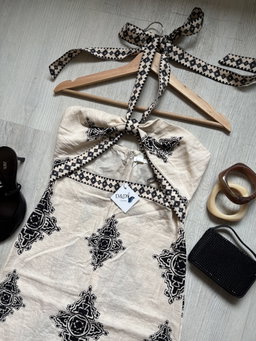 Vestido crema con negro