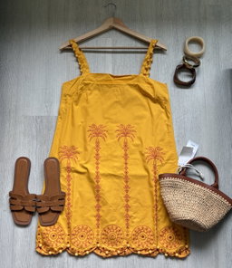 Vestido con palmas bordadas