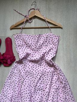 Vestido rosado con puntos 