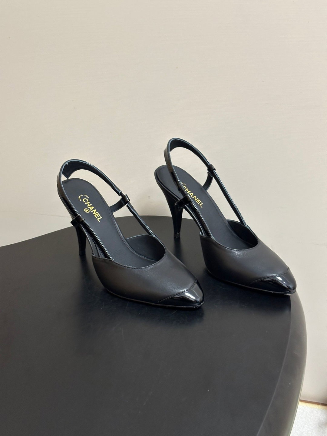 26ss Sg/Summer New Collection Chanel Chanel Chanel Xiaoxiang 2.6B ted Classic Double Color High Heel Sandals Classic Double C-Button High Heel Shoested design: elegant and slimming, e