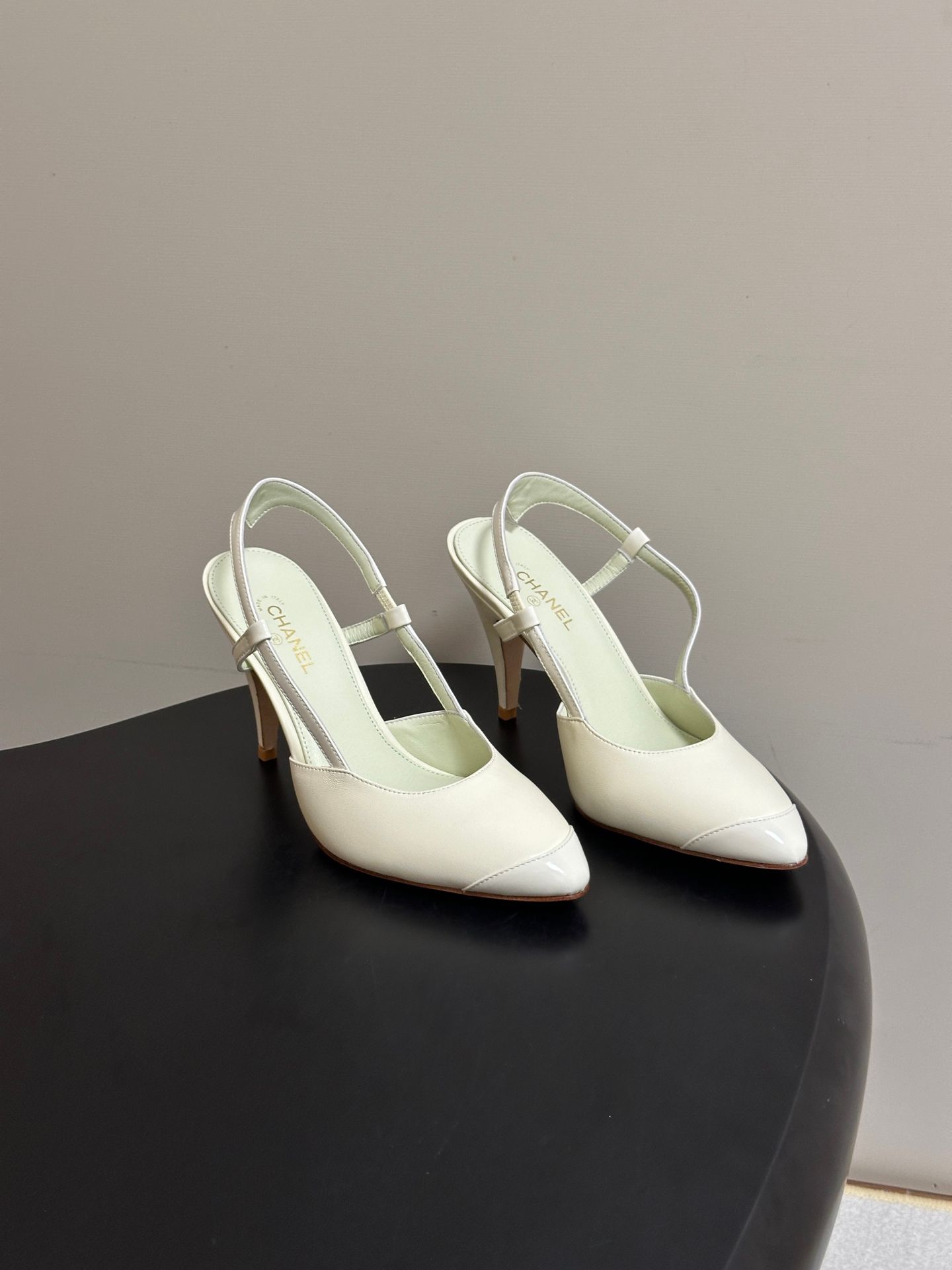 26ss Sg/Summer New Collection Chanel Chanel Chanel Xiaoxiang 2.6B ted Classic Double Color High Heel Sandals Classic Double C-Button High Heel Shoested design: elegant and slimming, e_0