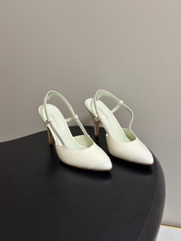26ss Sg/Summer New Collection Chanel Chanel Chanel Xiaoxiang 2.6B ted Classic Double Color High Heel Sandals Classic Double C-Button High Heel Shoested design: elegant and slimming, e