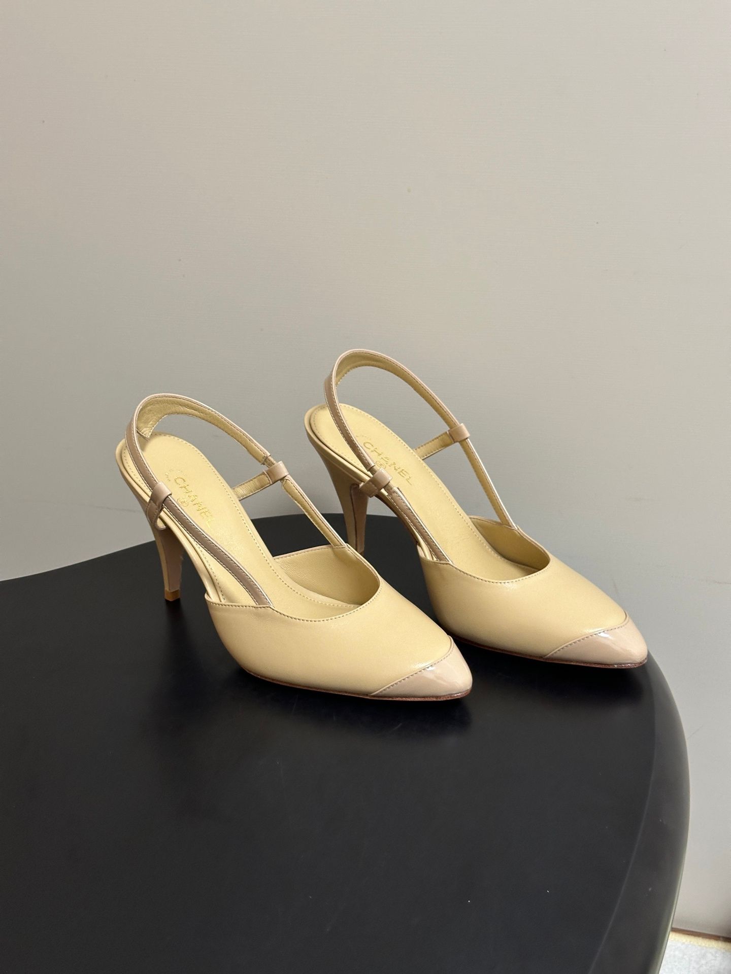 26ss Sg/Summer New Collection Chanel Chanel Chanel Xiaoxiang 2.6B ted Classic Double Color High Heel Sandals Classic Double C-Button High Heel Shoested design: elegant and slimming, e_0
