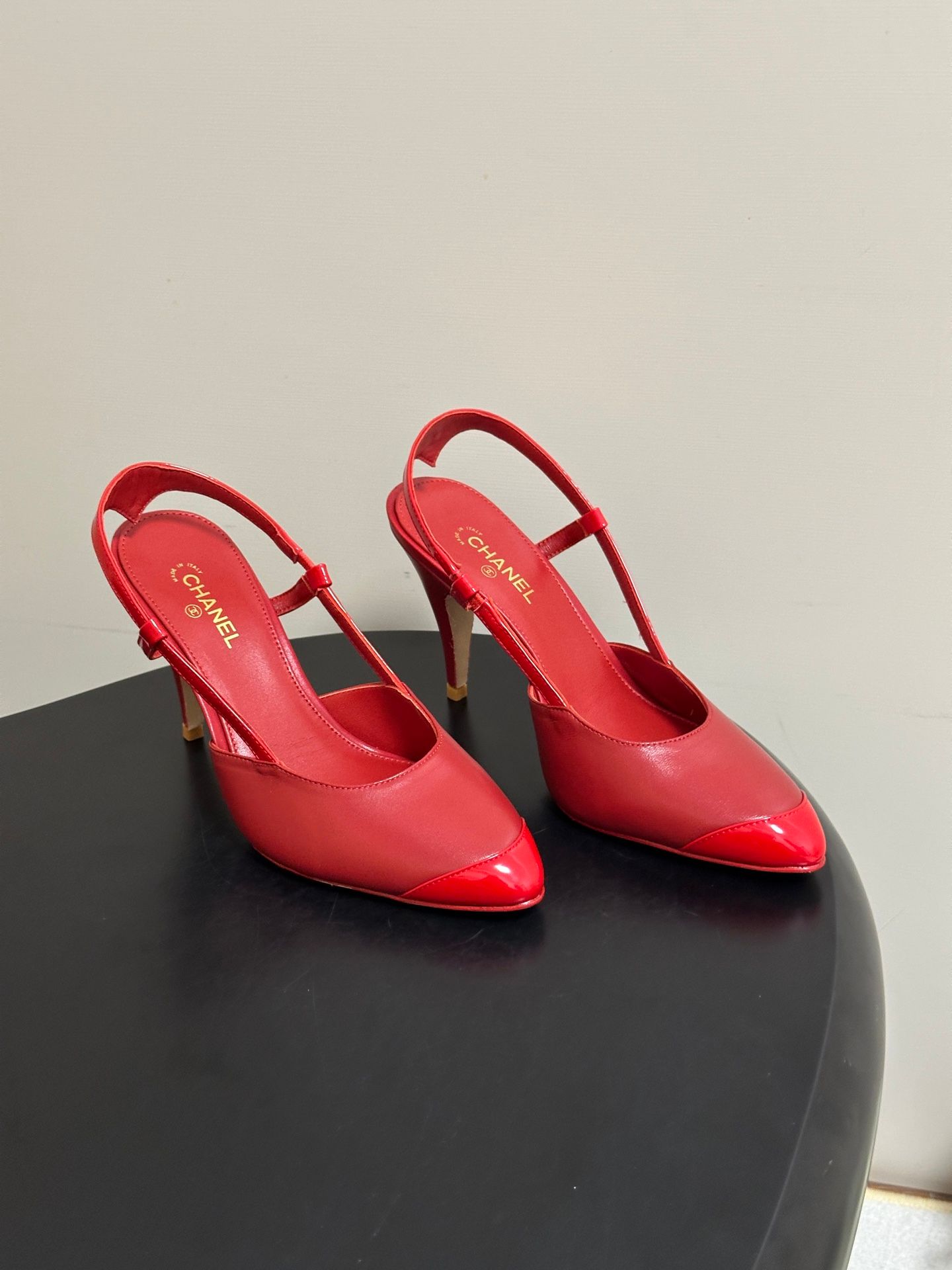 26ss Sg/Summer New Collection Chanel Chanel Chanel Xiaoxiang 2.6B ted Classic Double Color High Heel Sandals Classic Double C-Button High Heel Shoested design: elegant and slimming, e_0