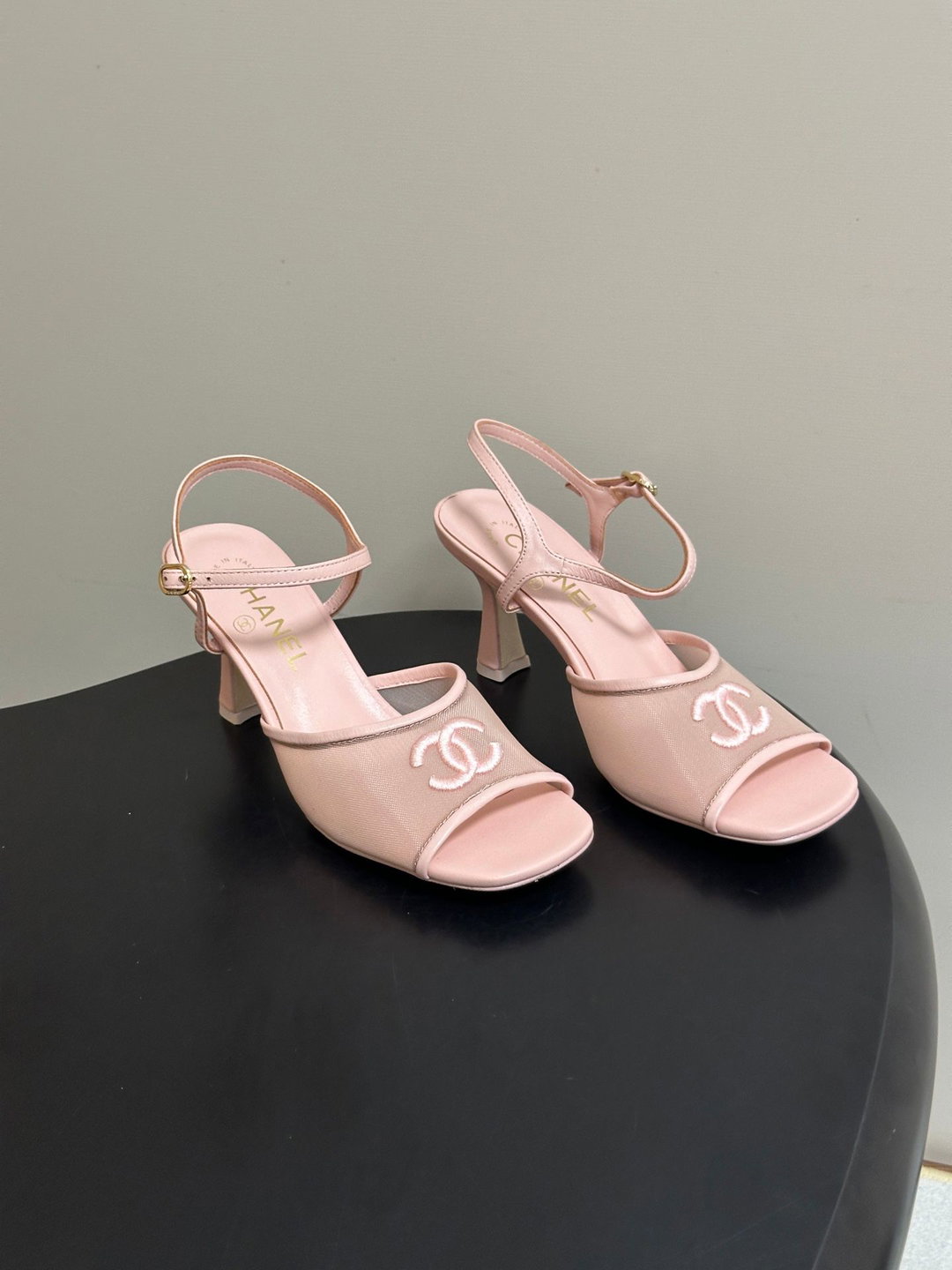 2026 Sg/Summer New Chanel Xiaoxiang 26C Classic Double C Electric Embroidery Fish Mouth Breathable Mesh High Heel Sandals with Stragh HeelsSteg on the lightness and nobility of summer